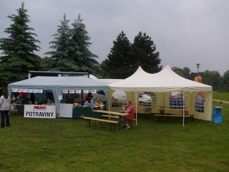 Bílé párty stany postavené na akci