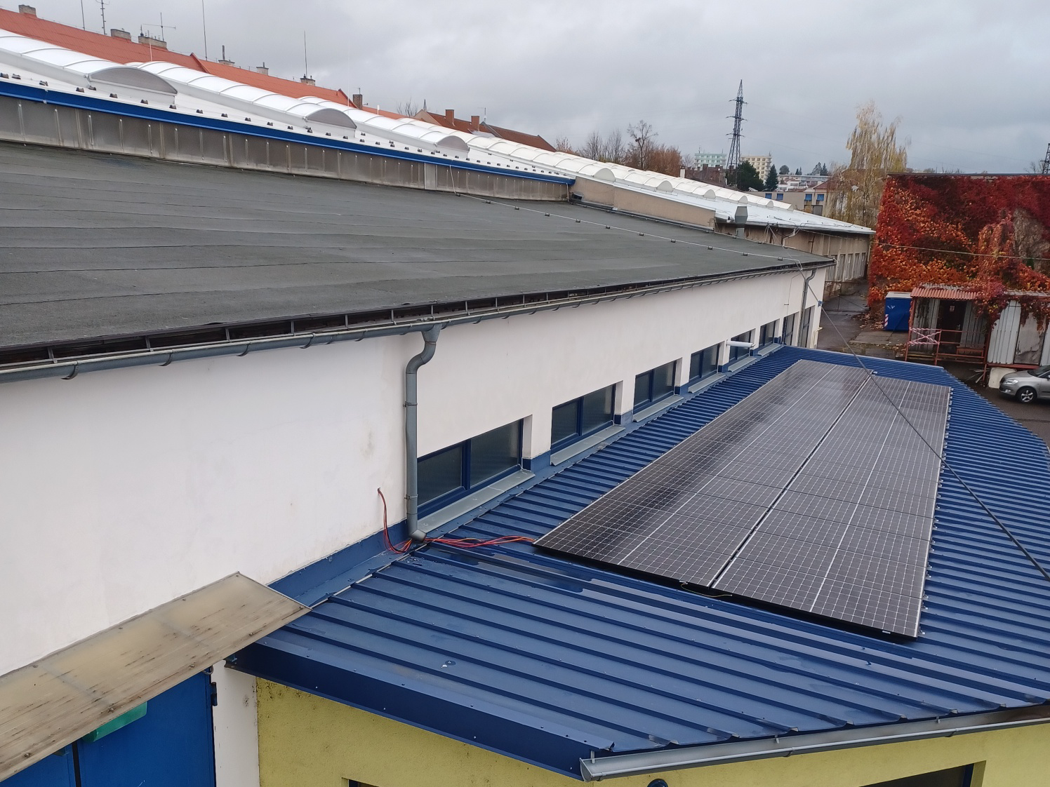 Fotovoltaické panely na střeše haly