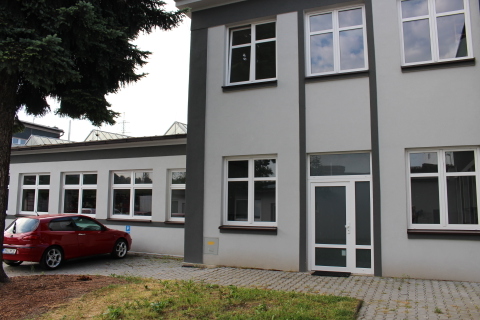 Kancelářská budova s parkovištěm